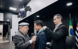 M�dico condenado por estupro de sobrinha � homenageado por deputado